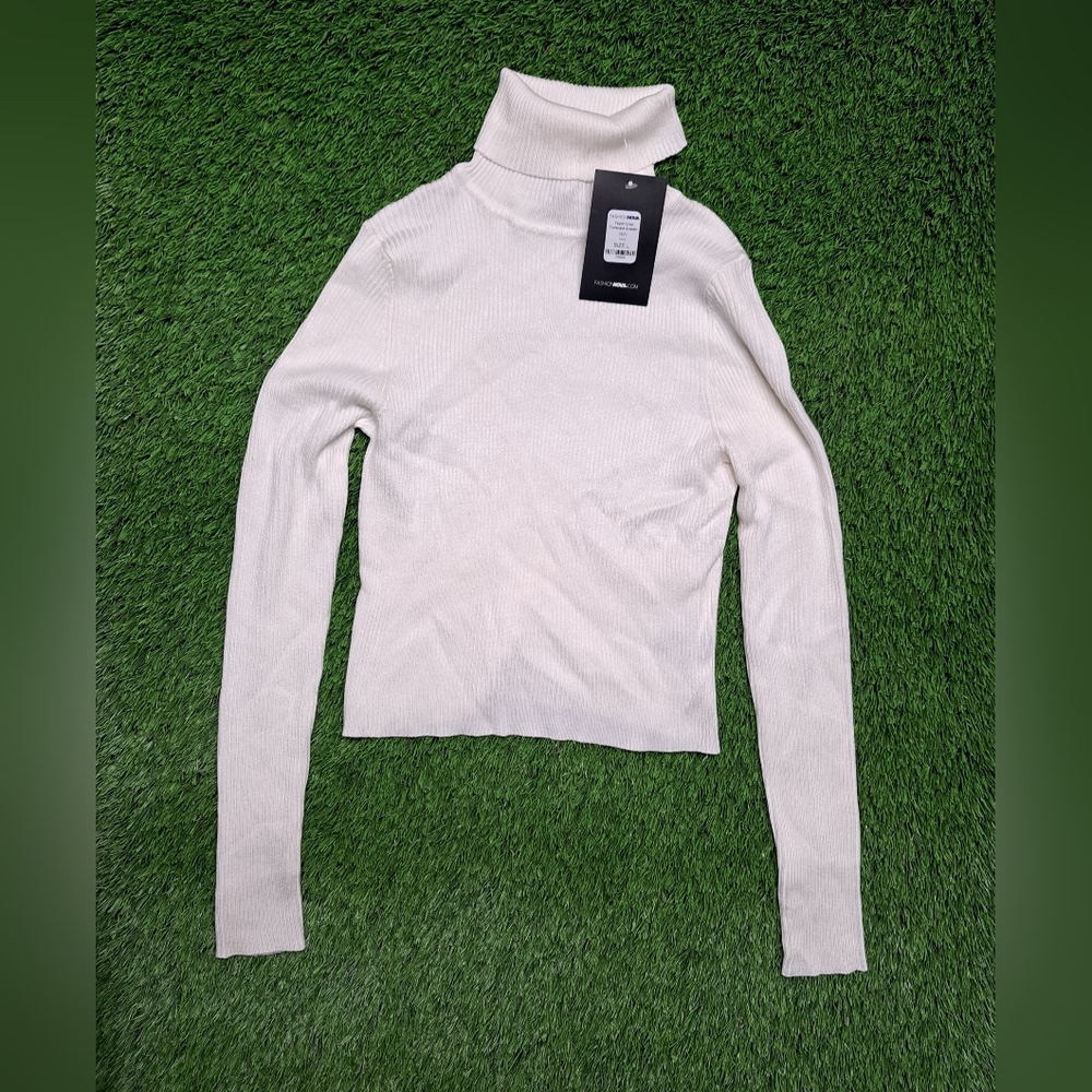 Brand New Fashion Nova Taylor Crop Tourtleneck Sweater Size L